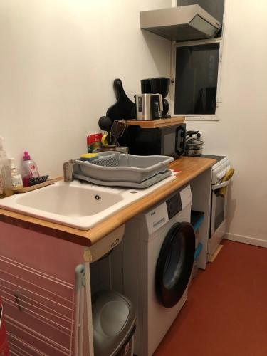 une cuisine avec un évier et un plan de travail dans l'établissement Studio Villejuif centre, à Villejuif