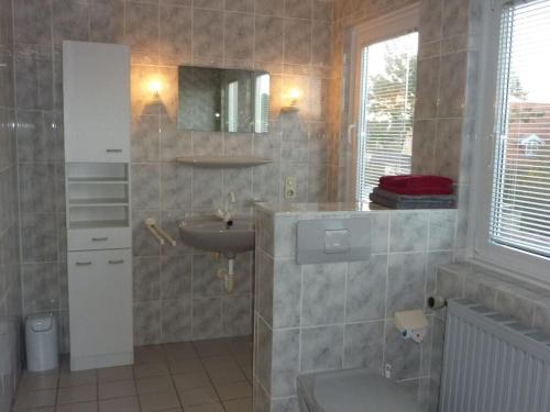 Maiken Feikes, "Am Friedrichshain" في فينينغستيدت: حمام مع حوض ومرحاض ومرآة