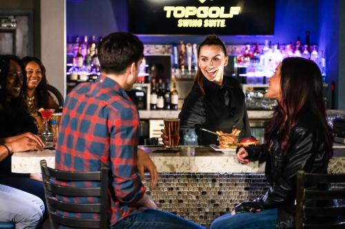 un grupo de personas sentadas en un bar en DoubleTree by Hilton Golf Resort Palm Springs, en Cathedral City