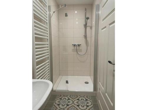 La salle de bains est pourvue d'une douche, d'une baignoire et d'un lavabo. dans l'établissement Nice apartment in Klein Upahl, à Klein Upahl