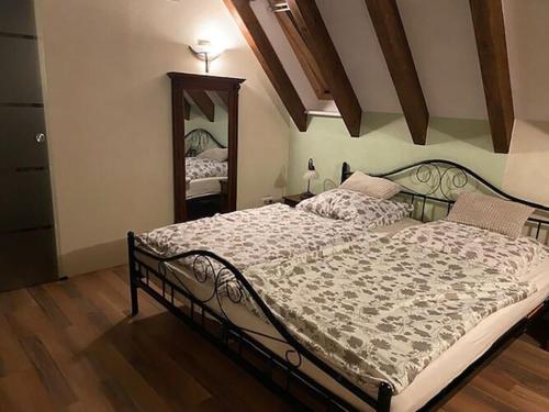ein Schlafzimmer mit einem großen Bett und einem Spiegel in der Unterkunft Holiday home in St Martin in Sankt Martin