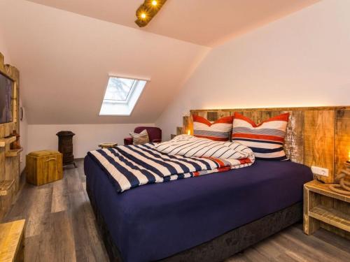 ein Schlafzimmer mit einem großen Bett in einem Zimmer in der Unterkunft Dreamtime Modern Retreat in Zinnowitz