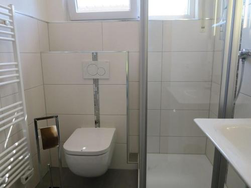ein kleines Bad mit WC und Waschbecken in der Unterkunft North Sea House Schillig in Schillig