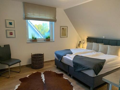 Giường trong phòng chung tại Haus Seeblick Modern retreat