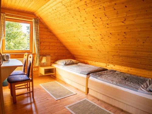 une chambre avec deux lits dans une cabane en bois dans l'établissement Holiday home in Hasselfelde, à Hasselfelde