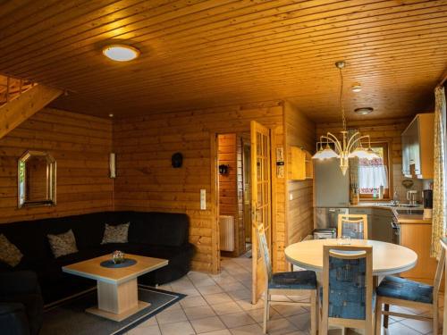 un salon avec un canapé et une table dans l'établissement Holiday home in Hasselfelde, à Hasselfelde