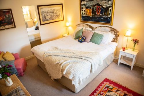 เตียงในห้องที่ Colmeallie Bothy - Seasgair Lodges