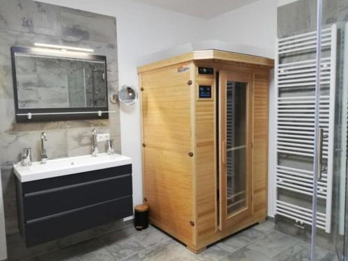 y baño con lavabo y ducha. en Apartment Untersberg en Berchtesgaden