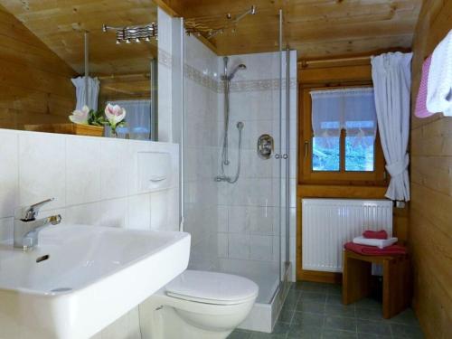 y baño con aseo, lavabo y ducha. en Malerhäusl Modern retreat, en Schönau am Königssee