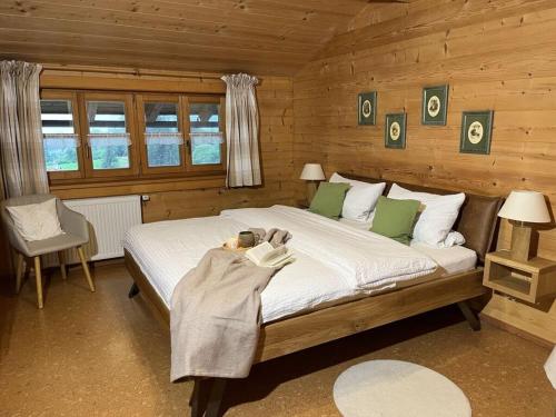 1 dormitorio con 1 cama grande en una habitación de madera en Malerhäusl Modern retreat, en Schönau am Königssee