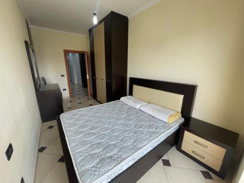 um quarto com uma cama grande num quarto em Quality Apartaments em Durrës
