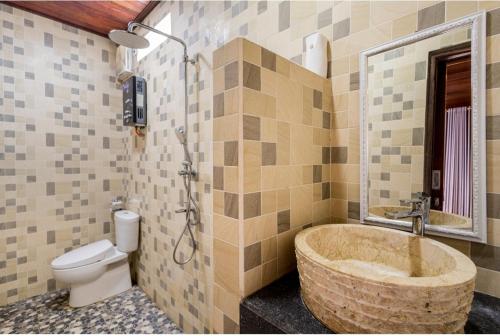 ein Badezimmer mit Badewanne und Toilette in der Unterkunft Volcano Retreat in Kubupenlokan