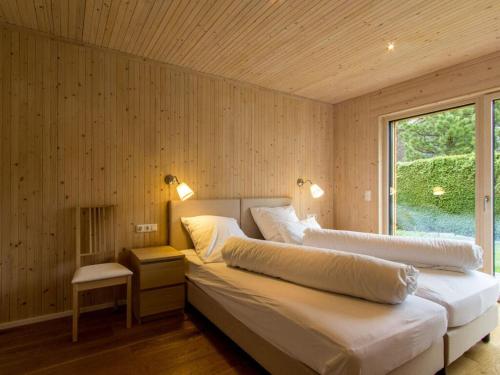 En eller flere senge i et værelse på Moonwood Modern Retreat