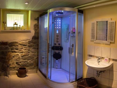 y baño con ducha y lavamanos. en Bräuer Modern retreat, 