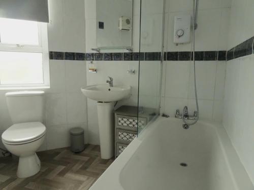 W łazience znajduje się toaleta, umywalka i wanna. w obiekcie Earthling 1, Apartment w Blackpool