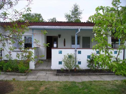 a white house with the front door open at to the beach Comfortable holiday residence in Lubmin