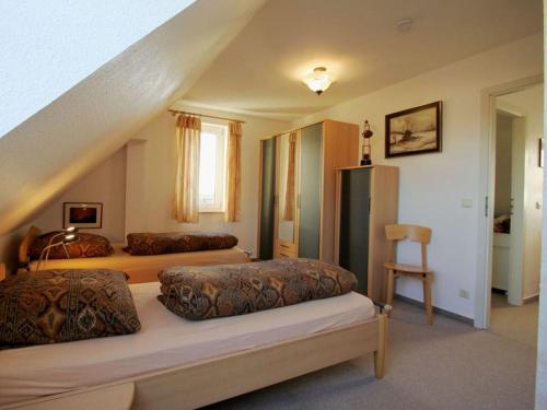 1 dormitorio con 2 camas y escalera en Lake View Modern Retreat, en Kirchdorf