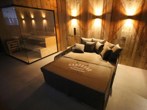 加爾米施－帕騰基興的住宿－Griabig Lodge Modern retreat，一张大床,位于带镜子的房间里