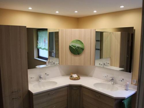 een badkamer met 2 wastafels en 2 spiegels bij Dream view Modern retreat in Annaberg-Buchholz