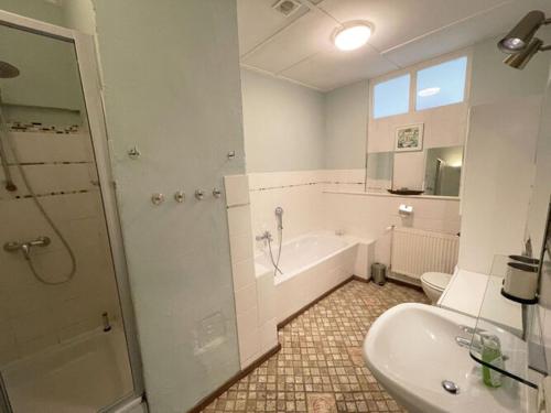een badkamer met een bad, een toilet en een wastafel bij Holiday home in Breetz üb Lenzen in Breetz