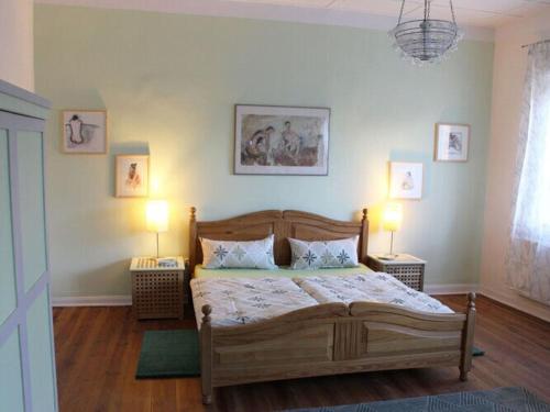 een slaapkamer met een houten bed en 2 lampen bij Holiday home in Breetz üb Lenzen in Breetz