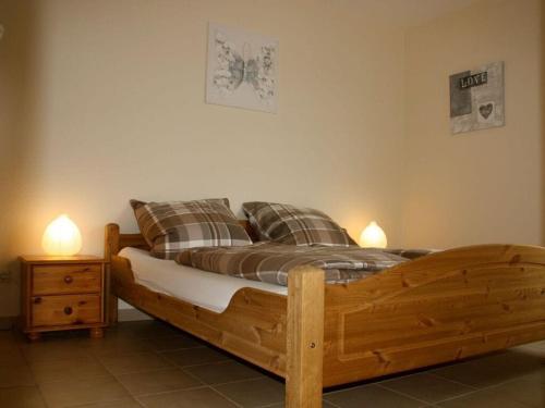 1 dormitorio con 1 cama de madera y 2 lámparas. en Rheinblick 6 Modern retreat, en Linz am Rhein