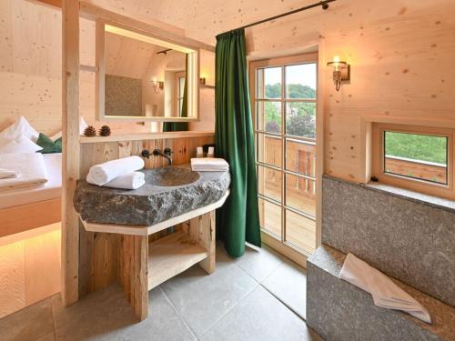 baño con lavabo y ventana grande en Grandma Ludwin 2 Modern retreat, en Sasbachwalden