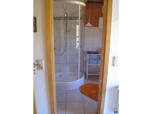 Das Bad ist mit einer Dusche und einer Badewanne ausgestattet. in der Unterkunft Strandfleh Modern retreat in Wangerooge