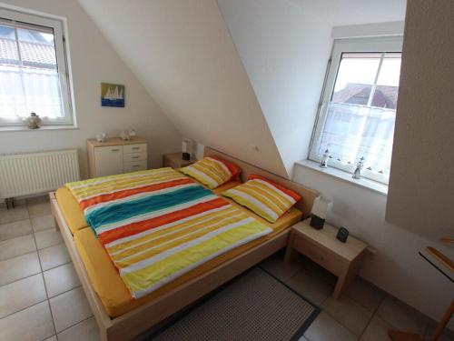um pequeno quarto com uma cama no sótão em Wattlöper left Modern retreat em Wittmund