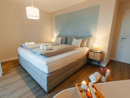 um quarto com uma cama grande e uma banheira em Frünn Stuuv Modern retreat em Ratzeburg