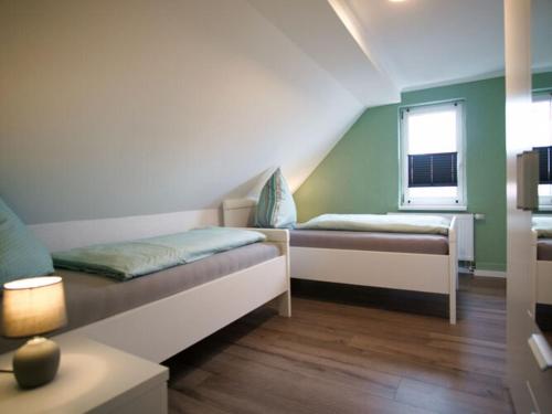 een slaapkamer met 2 bedden en een raam bij Classy apartment in Bad Sachsa in Bad Sachsa