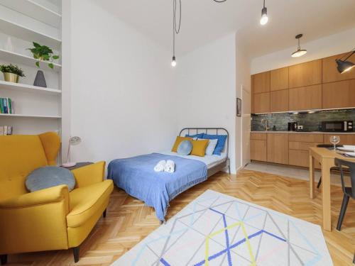 1 dormitorio con cama, sofá y cocina en Canary Corner Studio City Centre en Varsovia