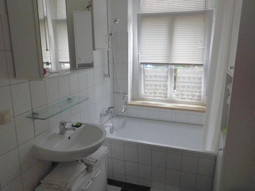 La salle de bains est pourvue d'un lavabo, d'une baignoire et d'une fenêtre. dans l'établissement 2 Norit Schlosser, à Heidenau