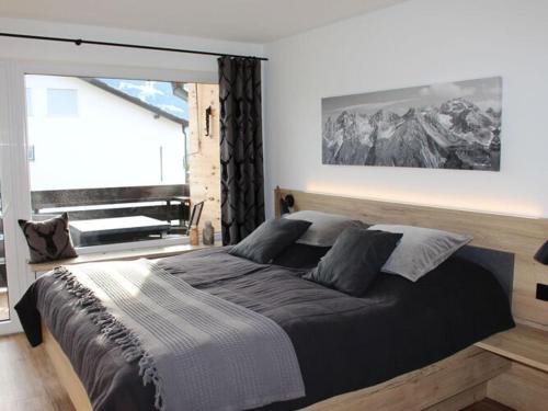 1 cama grande en un dormitorio con ventana grande en Nice holiday apartment in Fischen, en Fischen