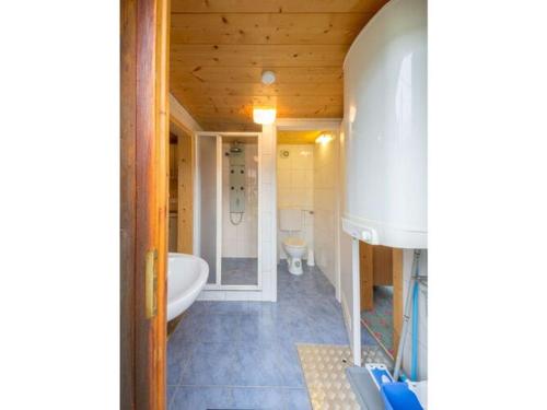 ein Badezimmer mit einer Badewanne, einem Waschbecken und einem WC in der Unterkunft Mountain apartment in Bad Kötzting in Bad Koetzting