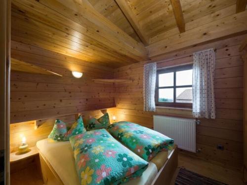 eine Blockhütte mit 2 Betten in einem Zimmer in der Unterkunft Mountain apartment in Bad Kötzting in Bad Koetzting