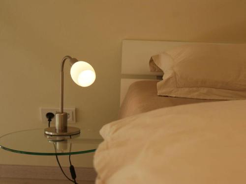 sypialnia z łóżkiem i szklanym stołem z lampką w obiekcie Mountain Modern Retreat w mieście Trippstadt