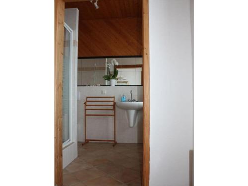 baño con lavabo y encimera blanca en in the old manor house, 