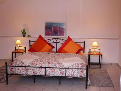 1 dormitorio con 1 cama con almohadas de naranja y naranja en in the old manor house, 