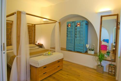una camera con letto, cassettiera e specchio di CasaBlanca Apartment a Roma