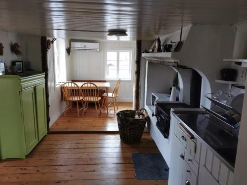 eine Küche mit einem Tisch und einem Esszimmer in der Unterkunft Torpet in Sollebrunn