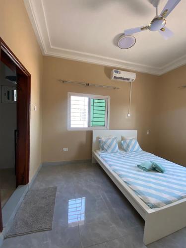 Tempat tidur dalam kamar di KMR Apartment - Fenda