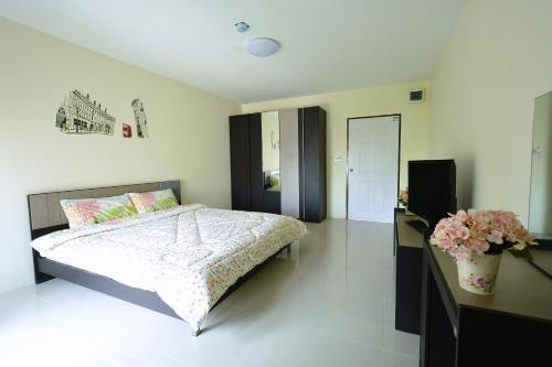 Un dormitorio con una cama grande con flores. en 42 Place en Bangkok