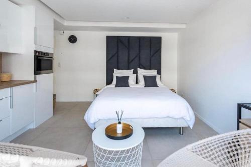 une chambre avec un lit, une table et des chaises dans l'établissement B045-Studio croisette AC close Congress center SEA, à Cannes