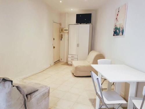 un salon avec un canapé et une table dans l'établissement A043-Functional Studio Downtown Cannes, à Cannes