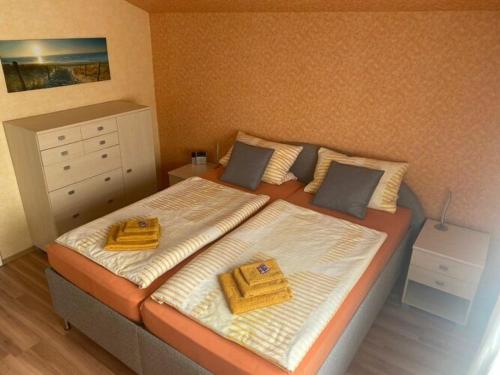 ein Schlafzimmer mit einem Bett mit zwei Handtüchern darauf in der Unterkunft Holiday apartment Burg-Hohenstein in Burg Hohenstein