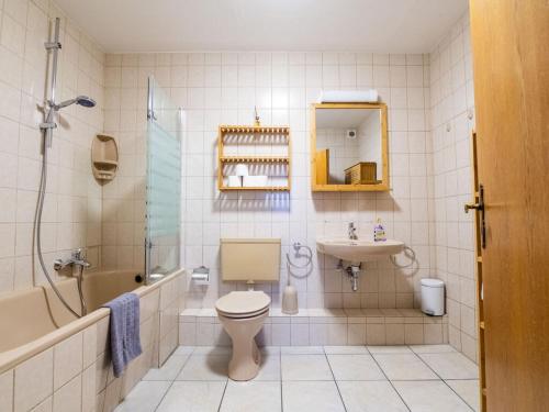 y baño con aseo, lavabo y ducha. en Holiday apartment Alstaden 1, en Oberhausen