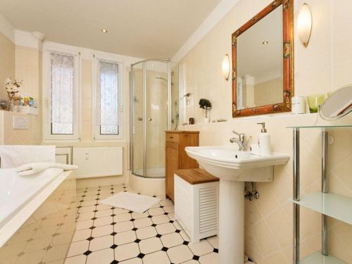 y baño con lavabo, ducha y bañera. en Country house apartment Feldbergblick, en Sankt Märgen