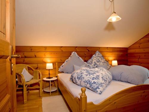 - une chambre avec un lit doté d'oreillers bleus et blancs dans l'établissement Mitterdorf Modern retreat, à Mitterfirmiansreut