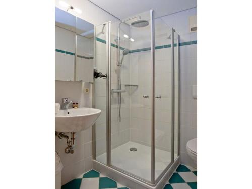 La salle de bains est pourvue d'une douche et d'un lavabo. dans l'établissement Mitterdorf Modern retreat, à Mitterfirmiansreut